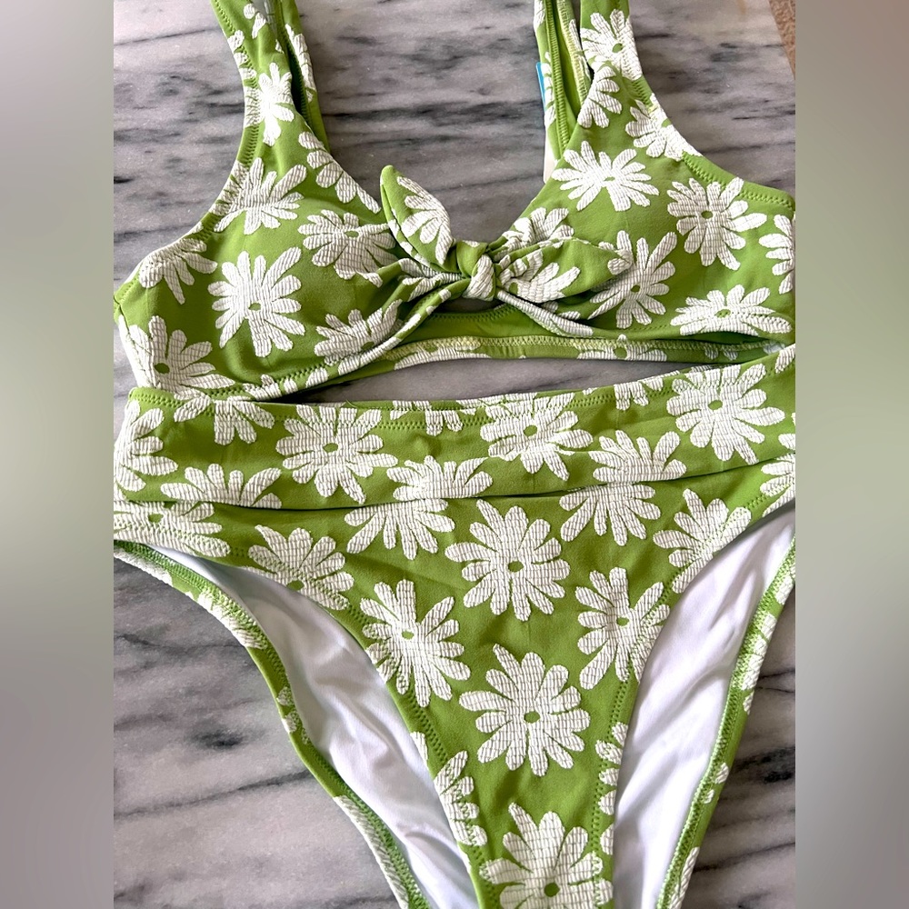 NWT Cupshe Green Flowered Bikini Size Small